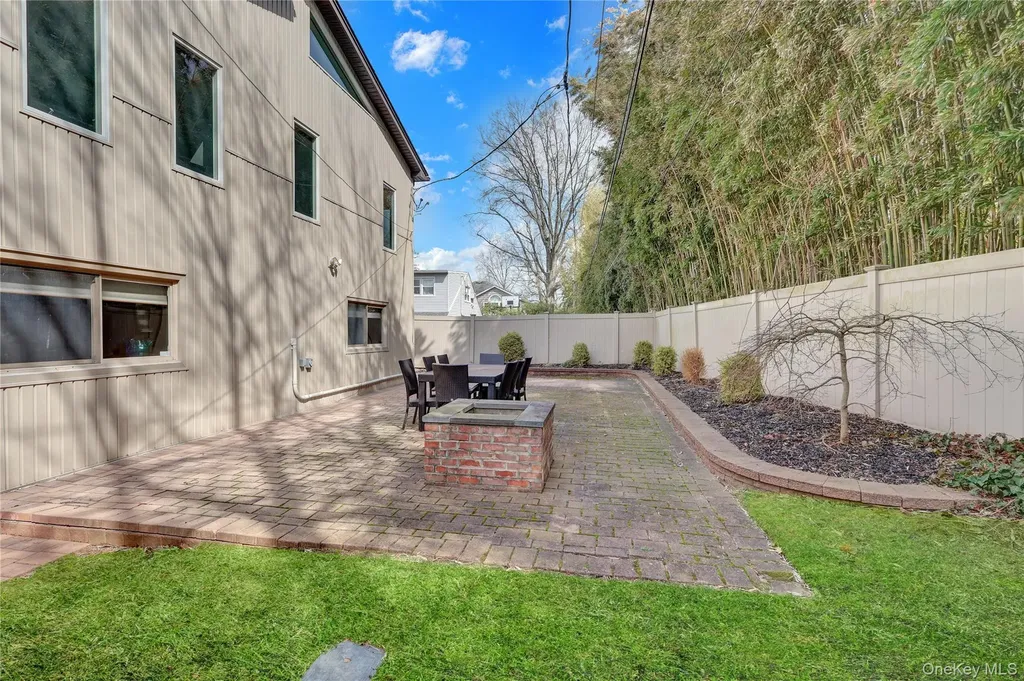 14 Regent Place Roslyn NY 11576