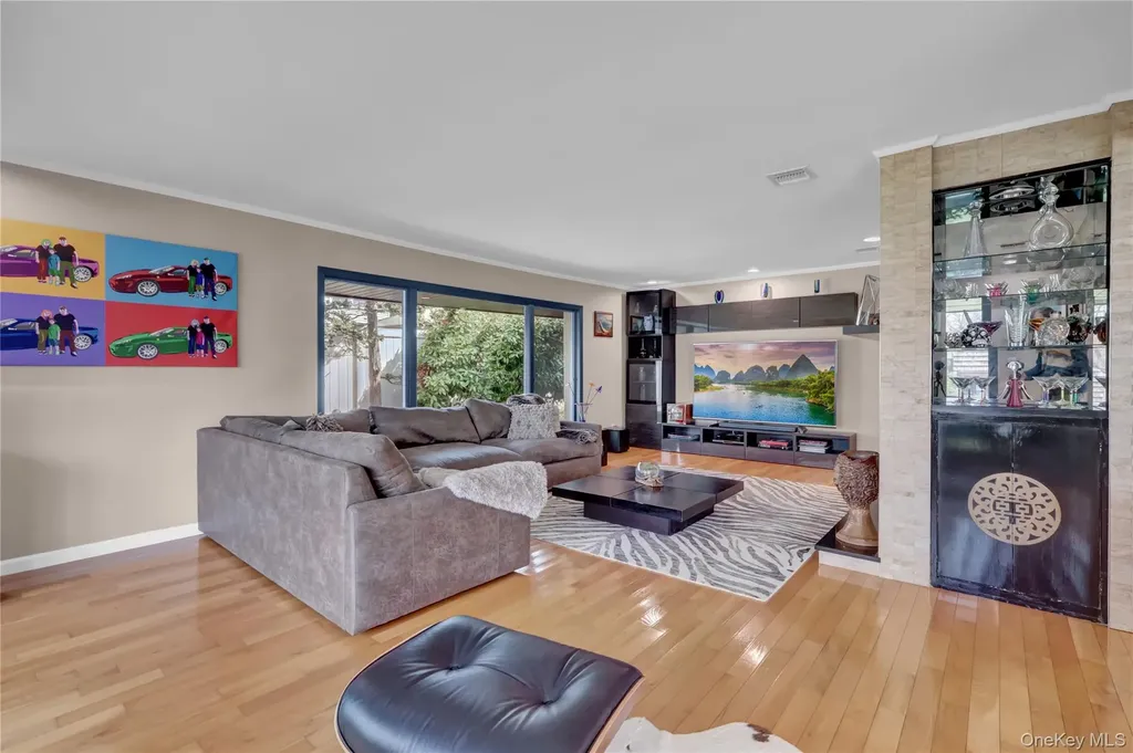 14 Regent Place Roslyn NY 11576