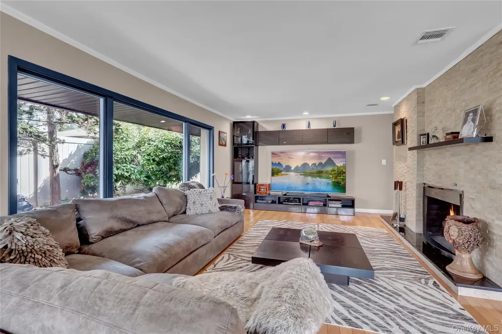 14 Regent Place Roslyn NY 11576