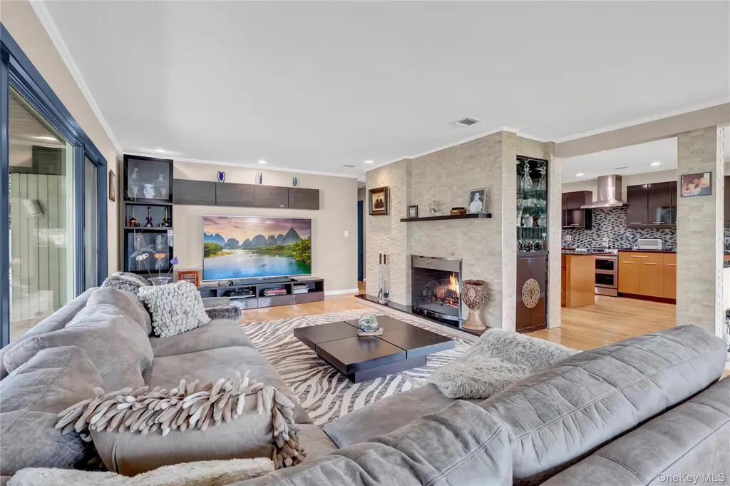 14 Regent Place Roslyn NY 11576