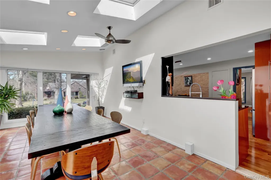 14 Regent Place Roslyn NY 11576