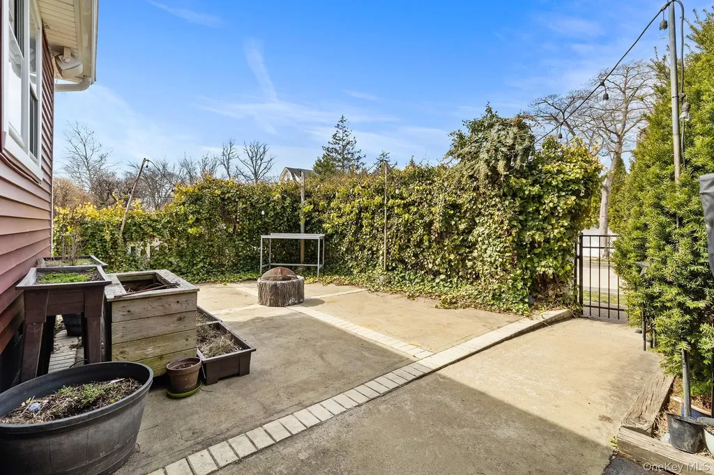 42 Robertson Road Lynbrook NY 11563