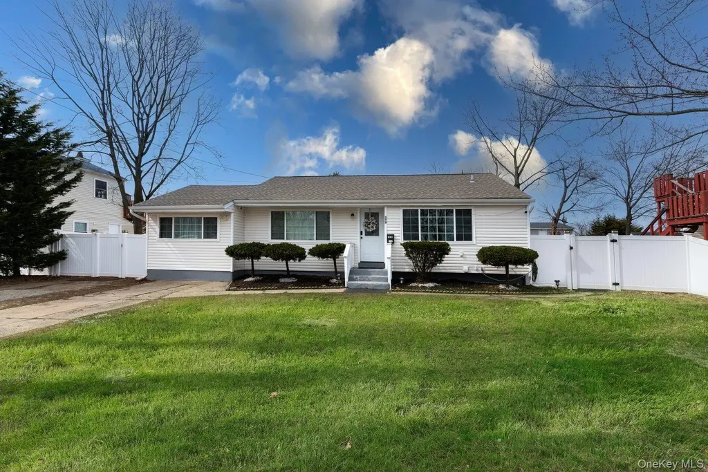 178 Timberline Drive Brentwood NY 11717
