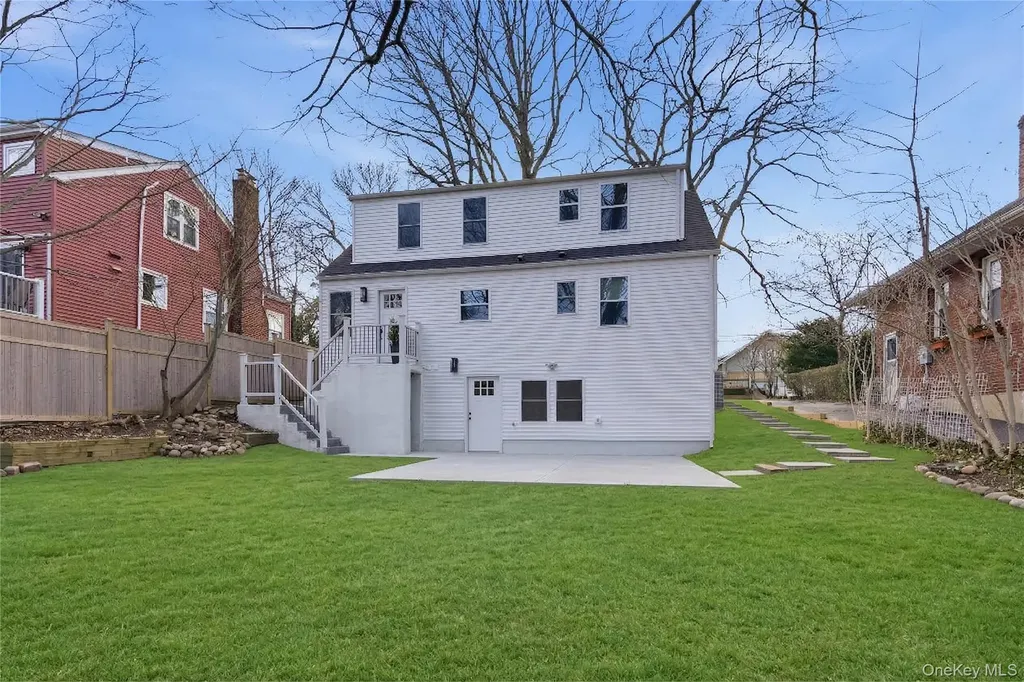 18 Maple Place Huntington NY 11743