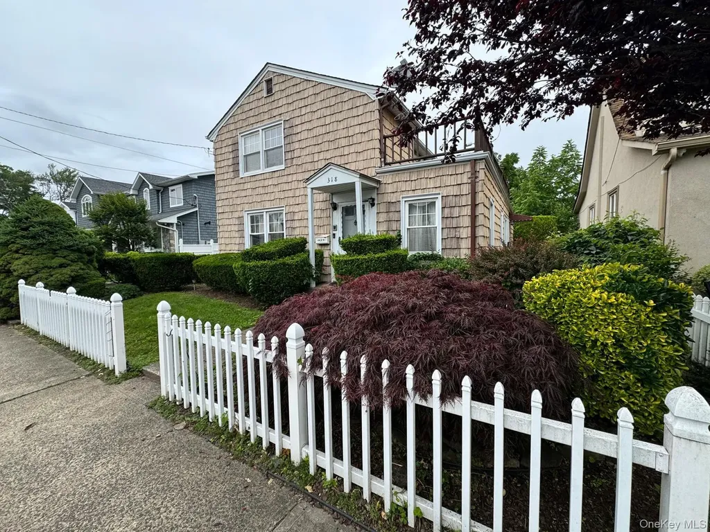 318 Felter Avenue Hewlett NY 11557