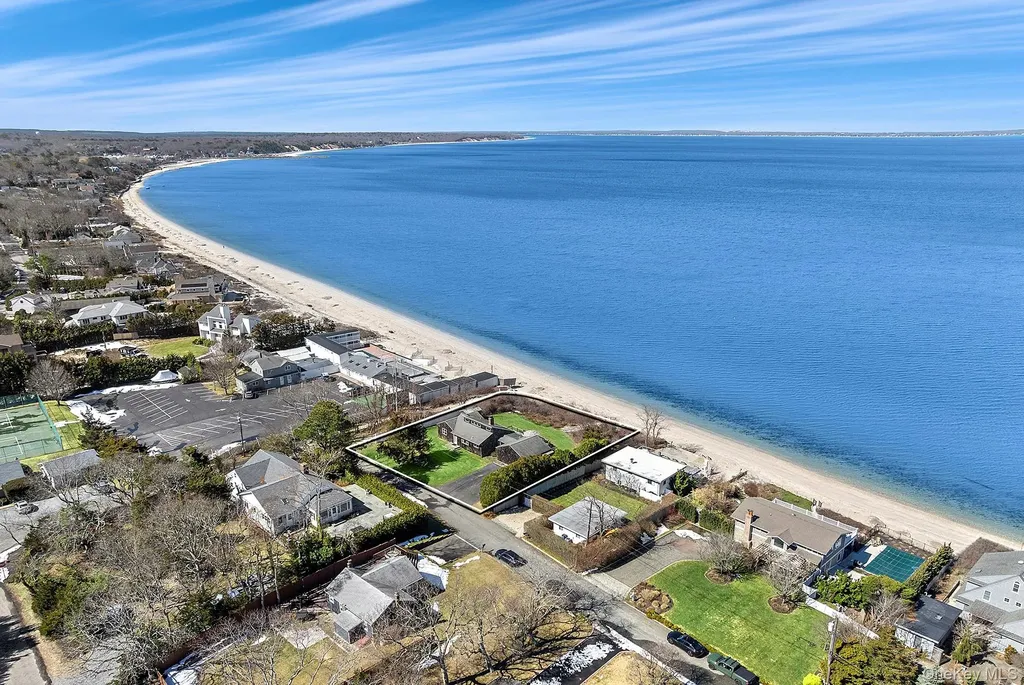 22 Peconic Crescent Hampton Bays NY 11946