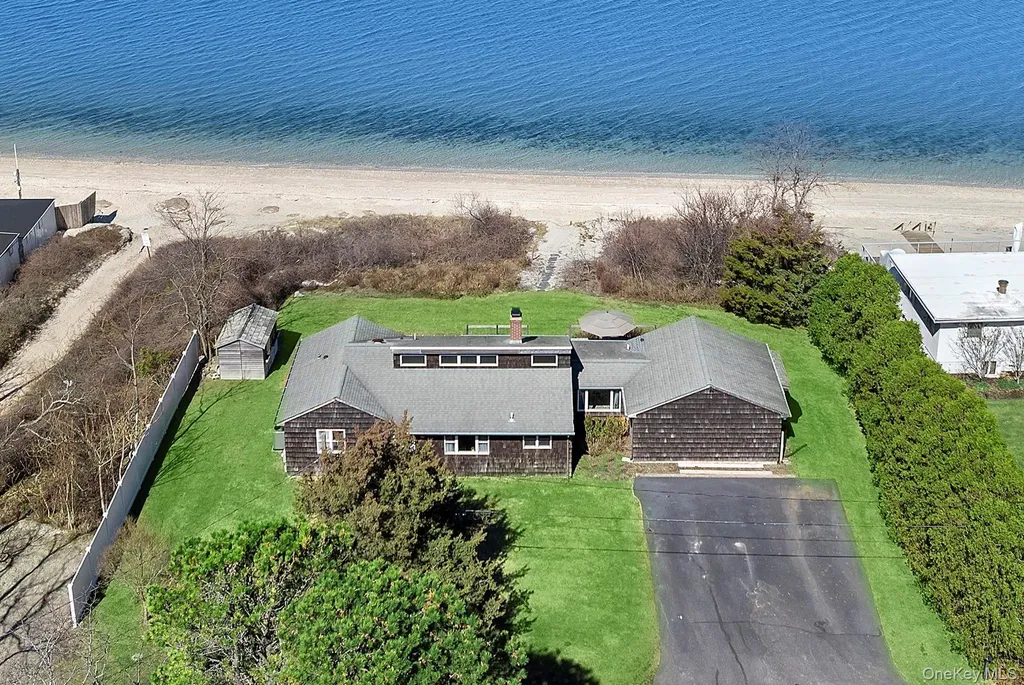 22 Peconic Crescent Hampton Bays NY 11946