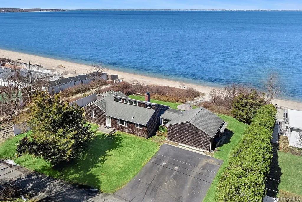 22 Peconic Crescent Hampton Bays NY 11946