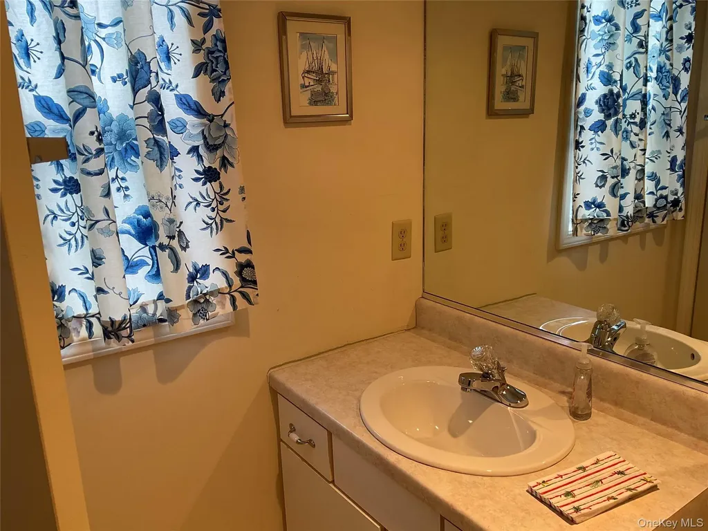 17 Tall Tree Lane Poughkeepsie NY 12601