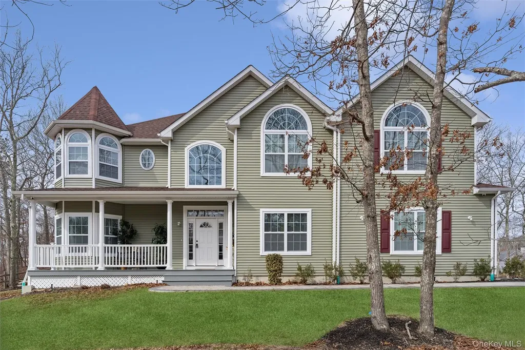 16 Gateway Court Hampton Bays NY 11946