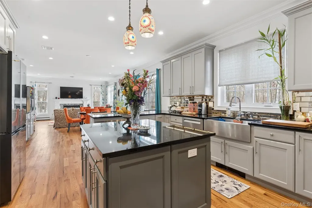 16 Gateway Court Hampton Bays NY 11946