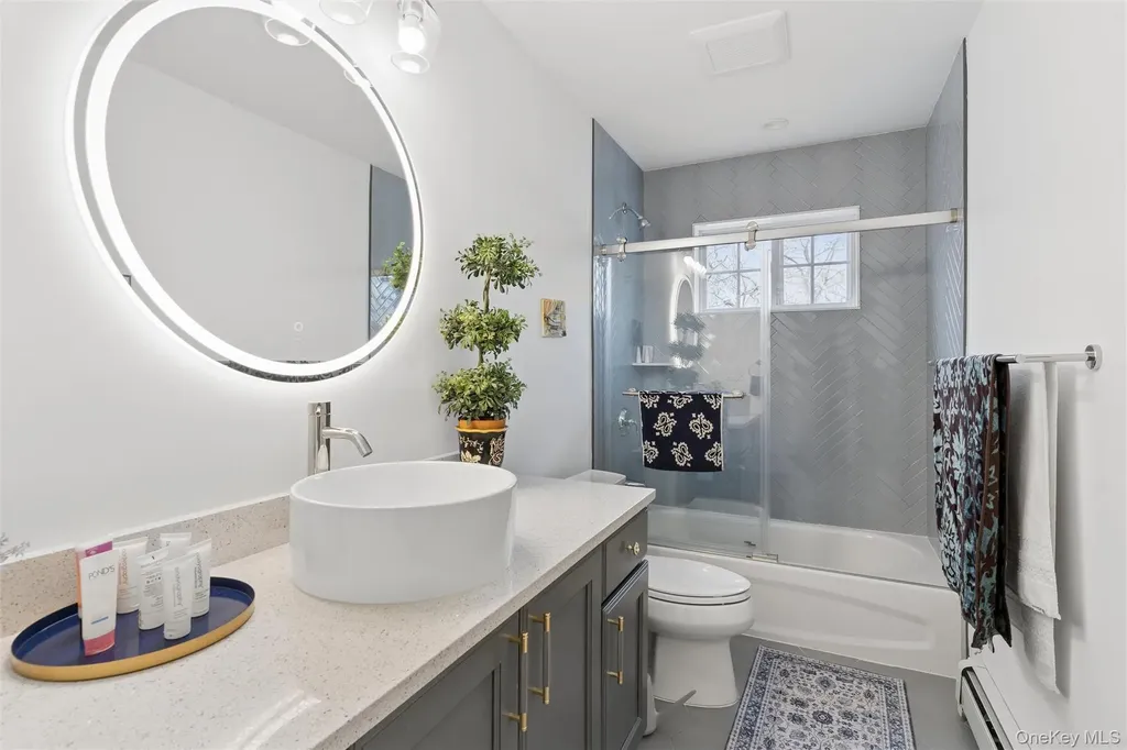 16 Gateway Court Hampton Bays NY 11946