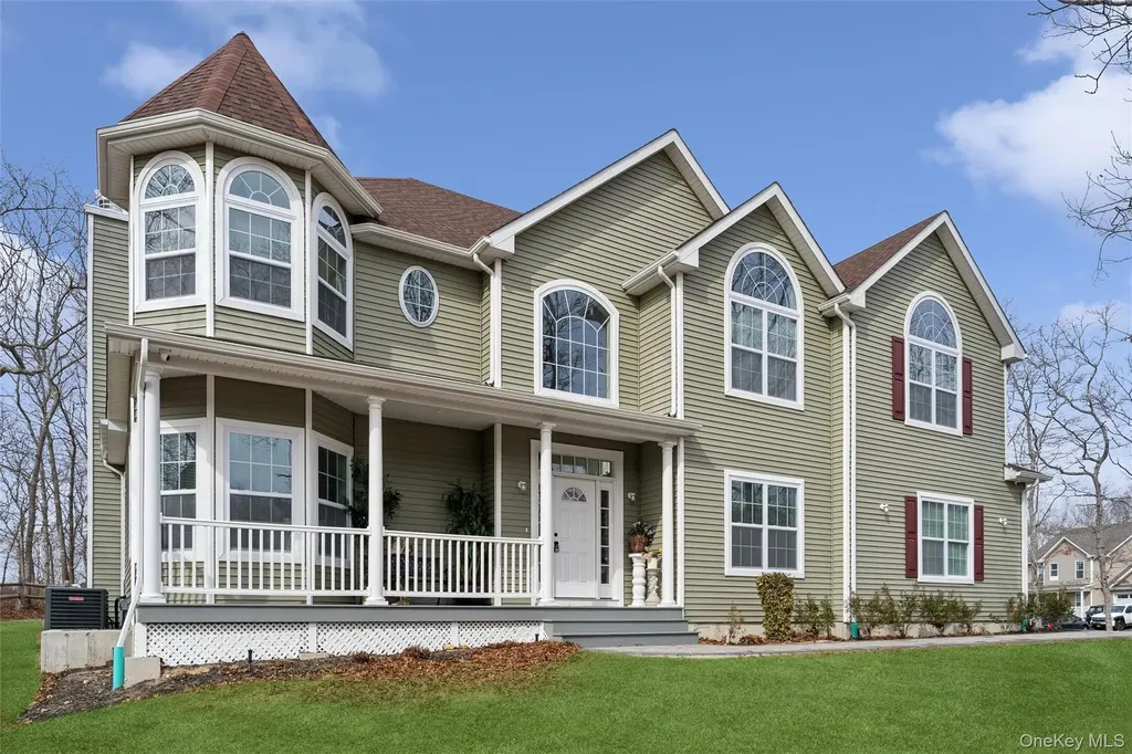 16 Gateway Court Hampton Bays NY 11946