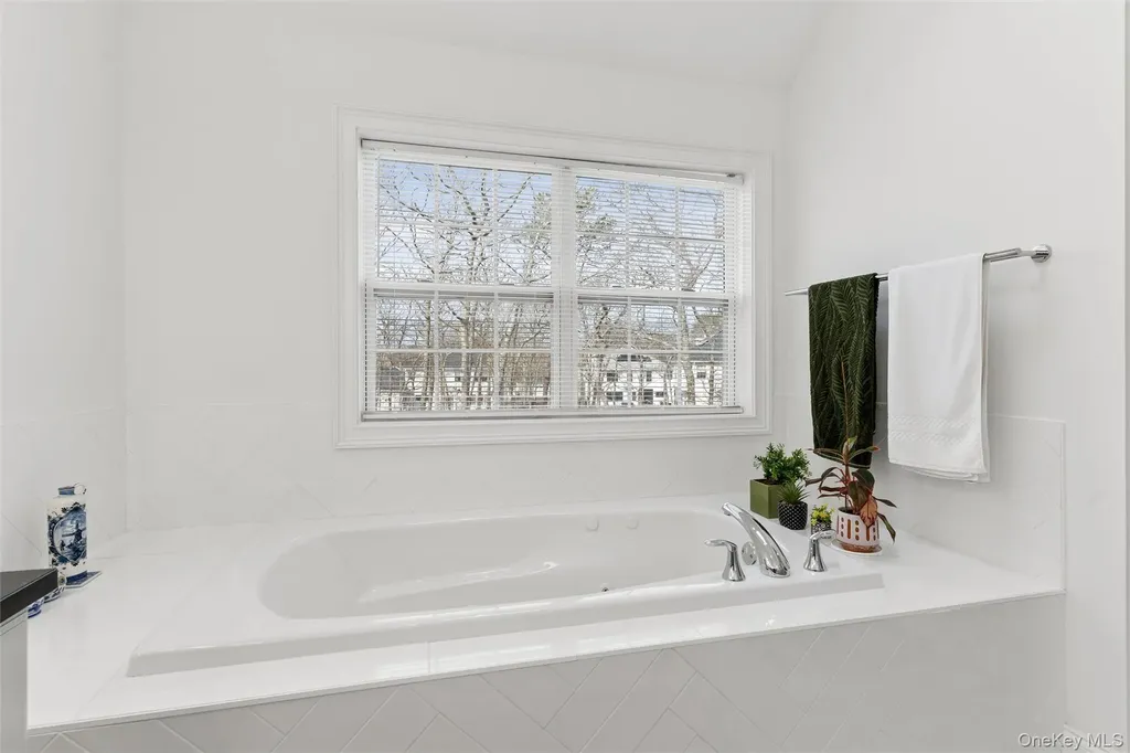 16 Gateway Court Hampton Bays NY 11946