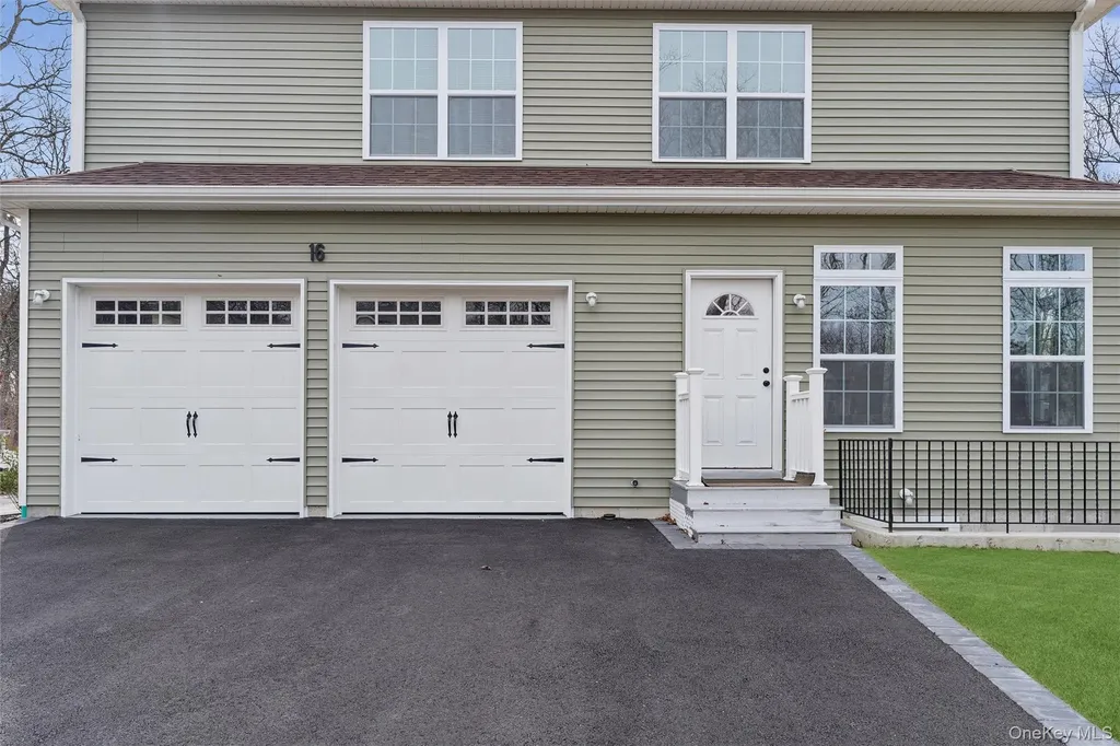 16 Gateway Court Hampton Bays NY 11946