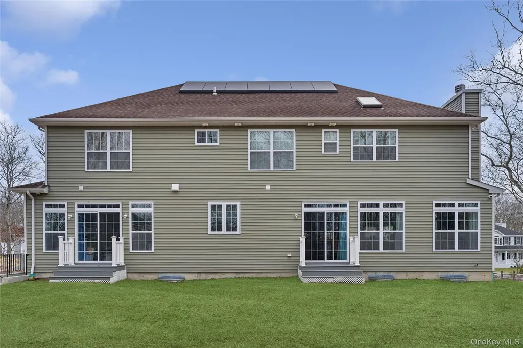 16 Gateway Court Hampton Bays NY 11946