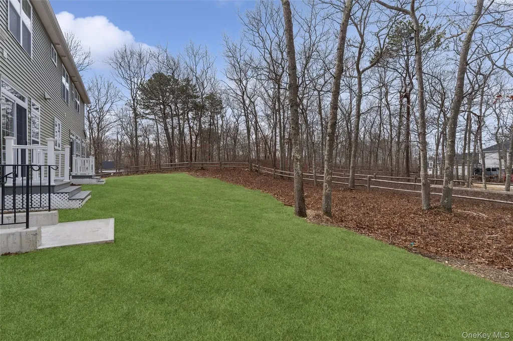 16 Gateway Court Hampton Bays NY 11946