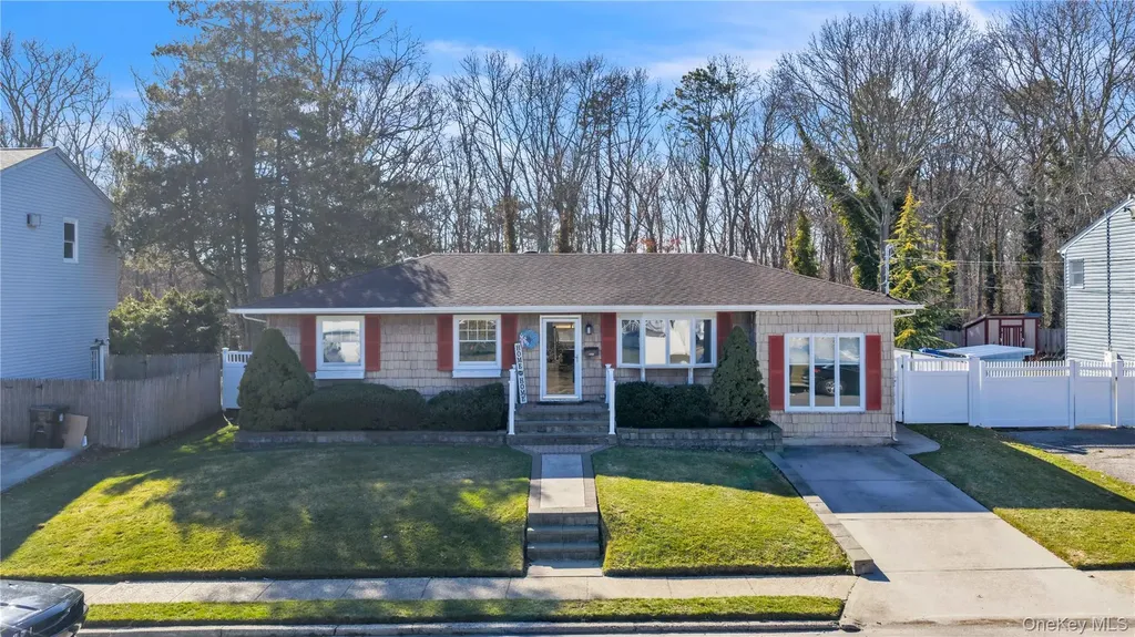 1408 Saint Louis Avenue Bay Shore NY 11706