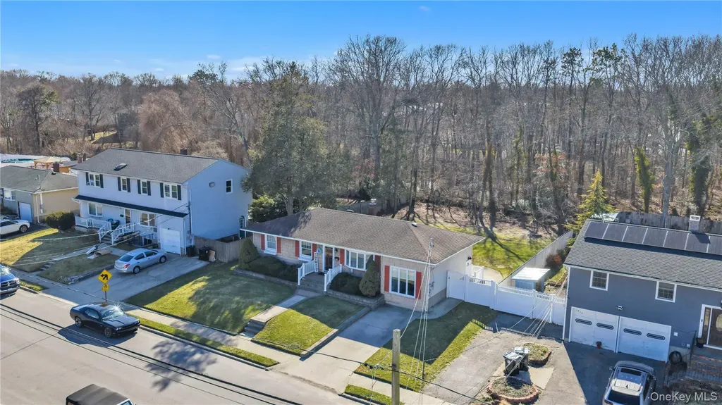 1408 Saint Louis Avenue Bay Shore NY 11706