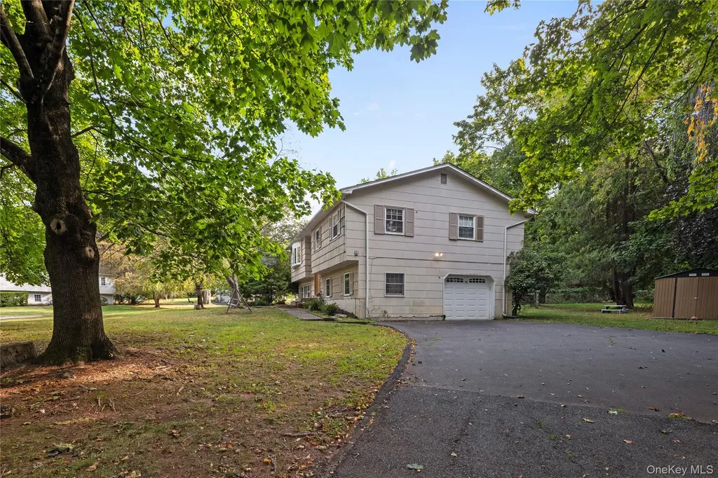 15 Fairway Oval Spring Valley NY 10977