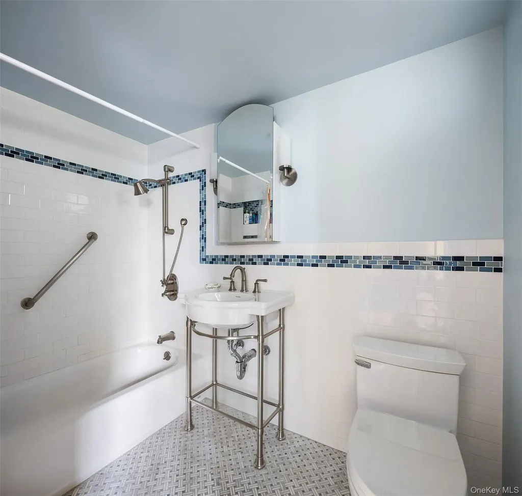 2536 Lurting Avenue Bronx NY 10469