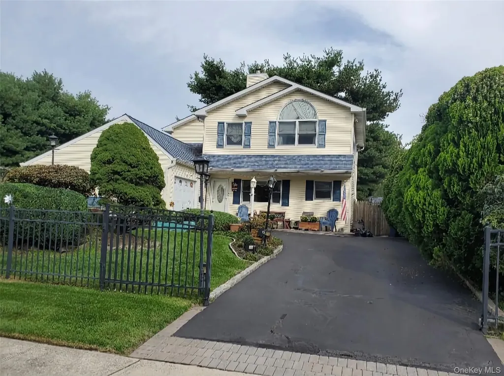 176 Avondale Drive Centereach NY 11720