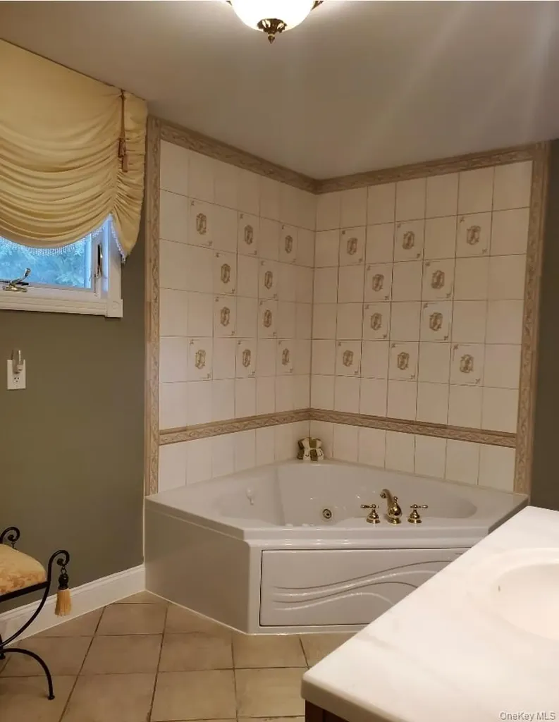 176 Avondale Drive Centereach NY 11720