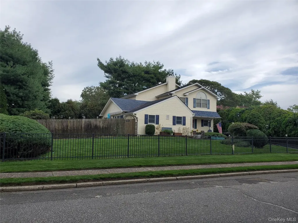 176 Avondale Drive Centereach NY 11720