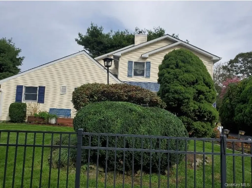176 Avondale Drive Centereach NY 11720