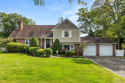 19 Gamecock Lane Babylon NY 11702