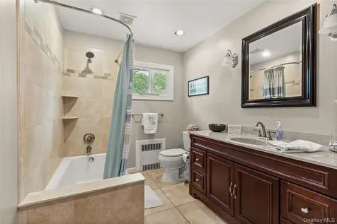 19 Gamecock Lane Babylon NY 11702