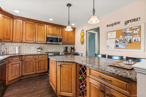 19 Gamecock Lane Babylon NY 11702