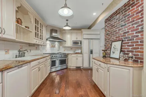 661 Middle Road Bayport NY 11705