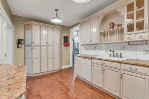 661 Middle Road Bayport NY 11705