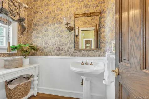 661 Middle Road Bayport NY 11705