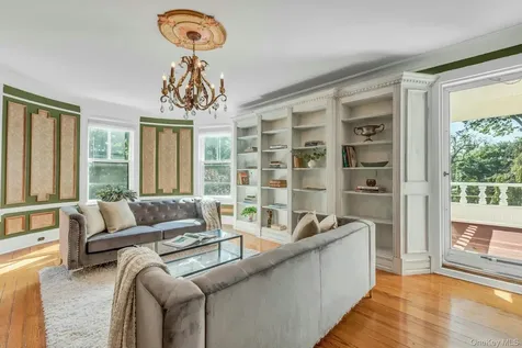 661 Middle Road Bayport NY 11705