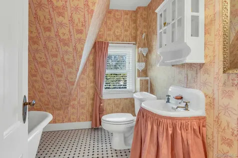 661 Middle Road Bayport NY 11705