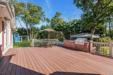 661 Middle Road Bayport NY 11705