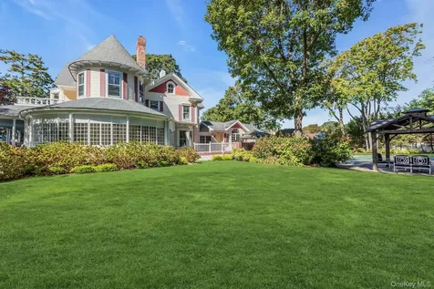 661 Middle Road Bayport NY 11705