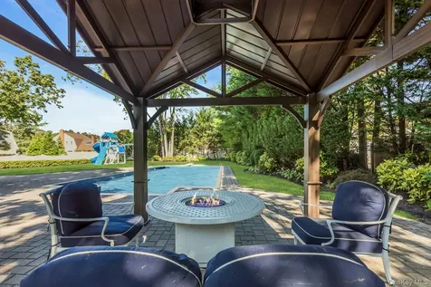 661 Middle Road Bayport NY 11705