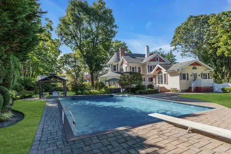 661 Middle Road Bayport NY 11705