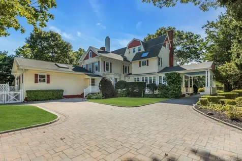 661 Middle Road Bayport NY 11705