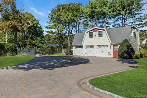 661 Middle Road Bayport NY 11705