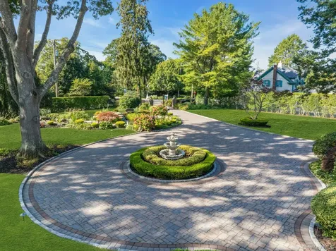 661 Middle Road Bayport NY 11705