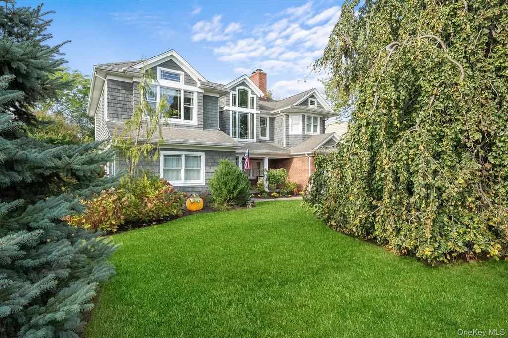 33 Robbins Avenue Babylon NY 11702