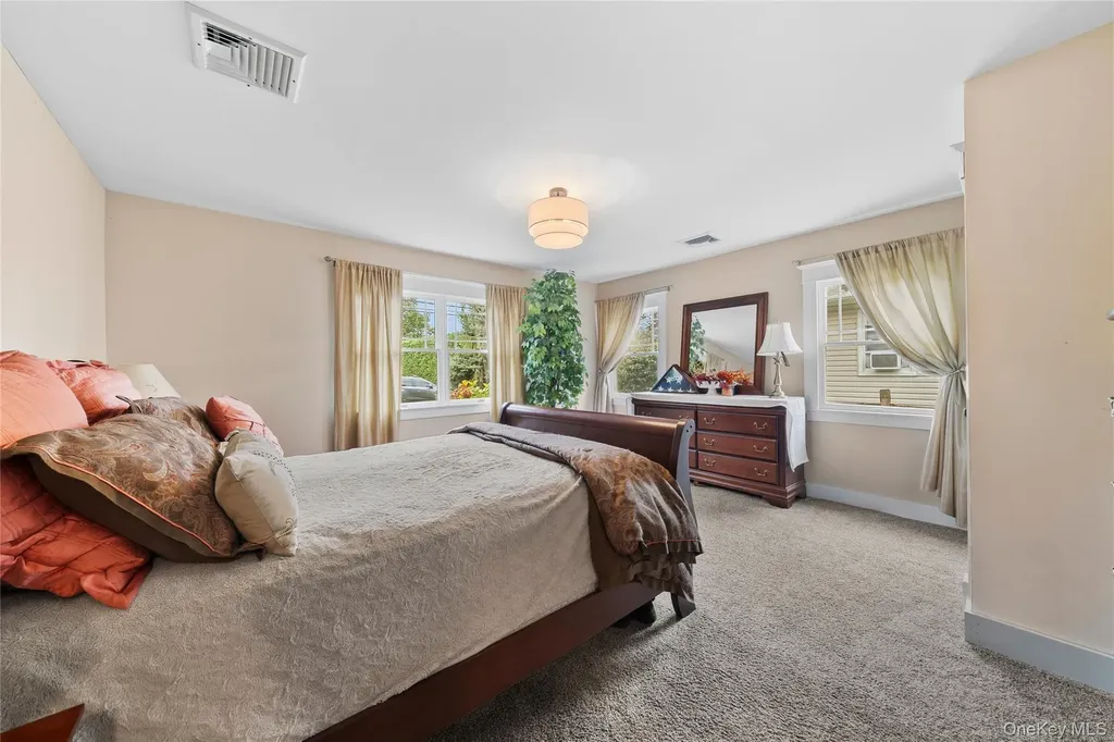 33 Robbins Avenue Babylon NY 11702