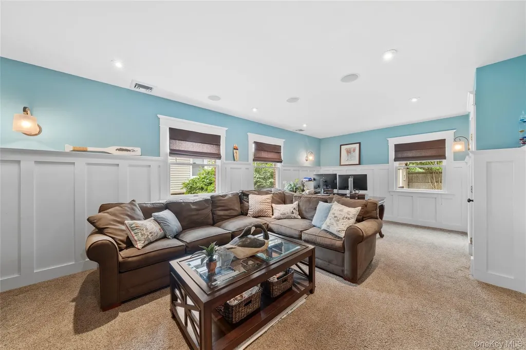 33 Robbins Avenue Babylon NY 11702