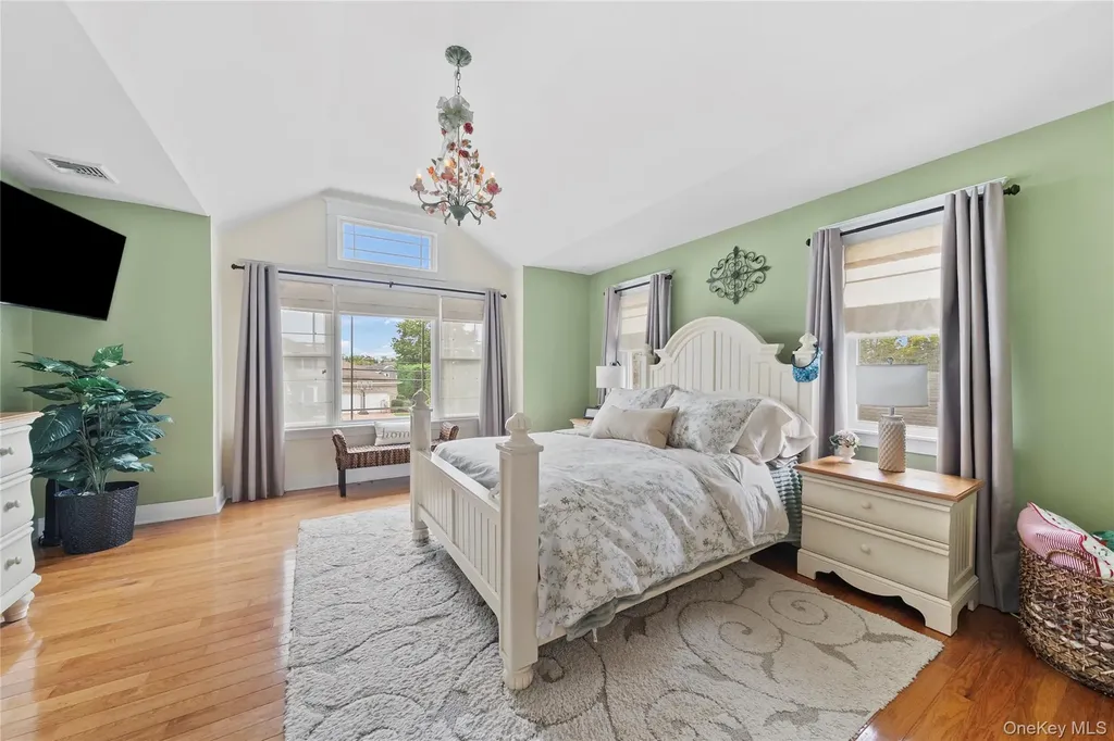 33 Robbins Avenue Babylon NY 11702