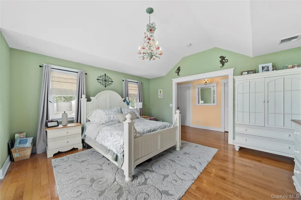 33 Robbins Avenue Babylon NY 11702