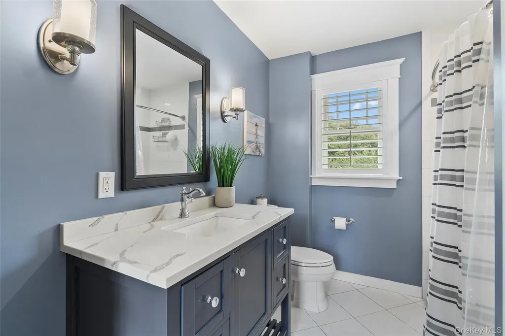 33 Robbins Avenue Babylon NY 11702